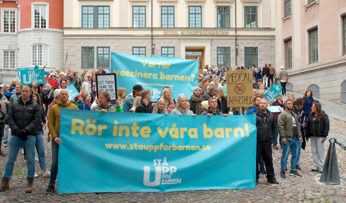 Ett hundratal vuxna och barn marscherade söndagen den 19 september i Stockholm, under parollen ”Stå upp för barnen”. Foto: Emil Almberg