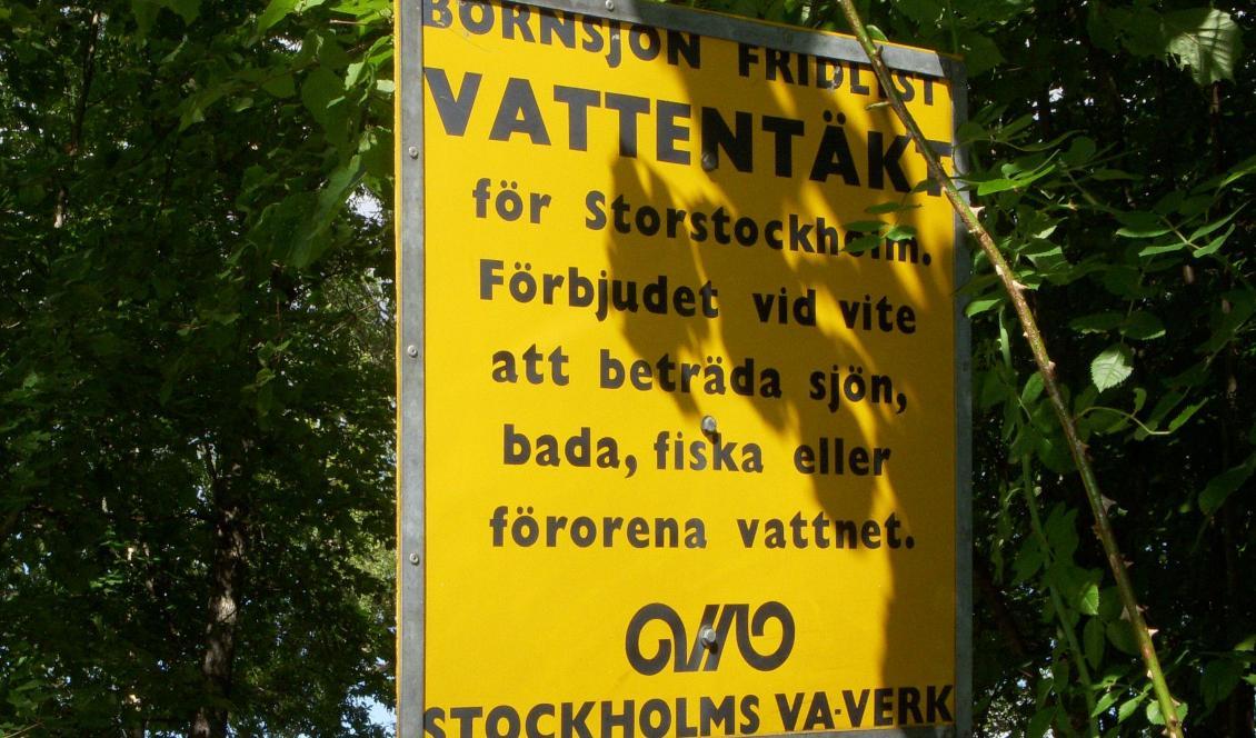 





En vattentäkt är en naturlig sötvattenförekomst som används till dricksvattenförsörjning. Bornsjön är Stockholms reservvattentäkt och sköts av Stockholm Vatten. Foto: Holger Ellgaard/CC BY-SA 3.0                                                                                                                                                                                                                                                                        