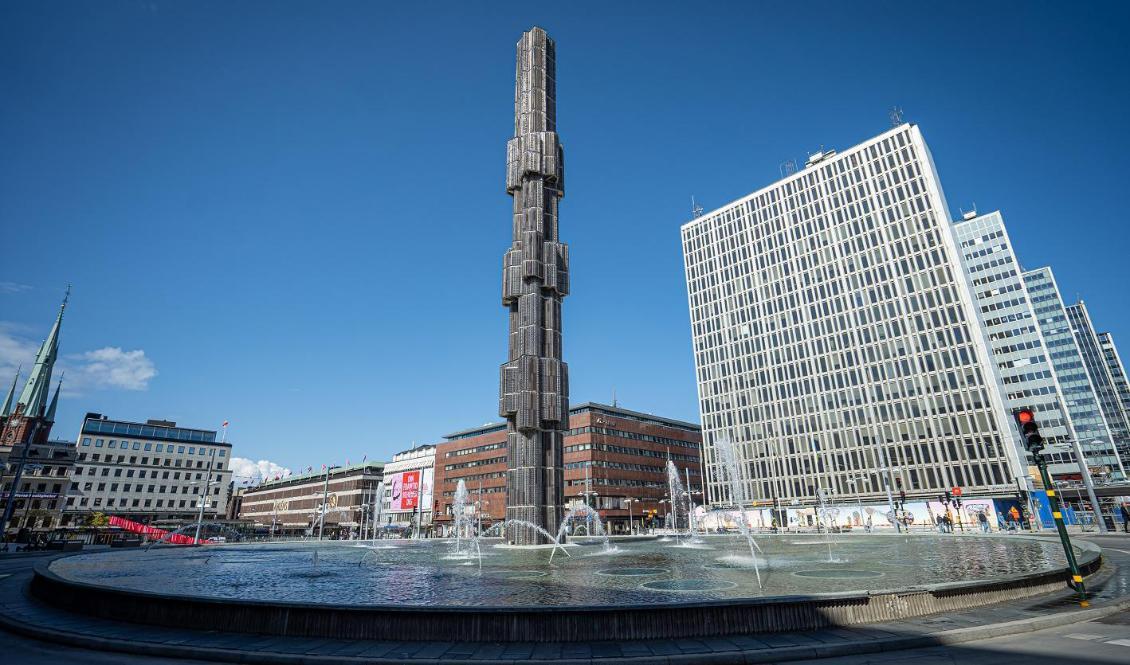 Edvin Öhrströms konstverk “Kristall, vertikal accent i glas och stål" vid Sergels torg i Stockholm. Foto: Sofia Drevemo
