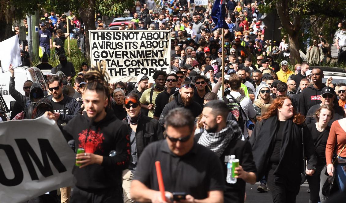 Demonstranter marscherar på gatan i Melbourne i Australien den 18 september mot regeringens covid-19-restriktioner.
William West/AFP via Getty Images