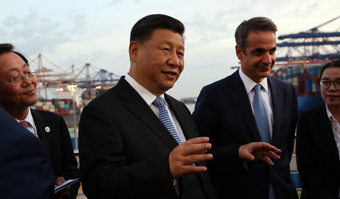 


Kinesiska kommunistpartiets ledare Xi Jinping besöker Cosco-terminalen i Pireus 2019. Xi vill att Kina ska bli ledande inom frakt till sjöss. Foto: Orestis Panagiotou/AFP via Getty Images                                                                                                                                    