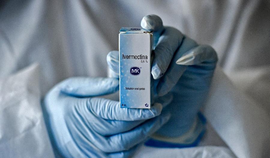 

Vårdpersonal håller upp en flaska med Ivermectin. Medicinen är säker och har visat sig ha gynnsam effekt mot covid-19 skriver debattören. Foto: Luis  Robayo/AFP via Getty Images                                                                                        