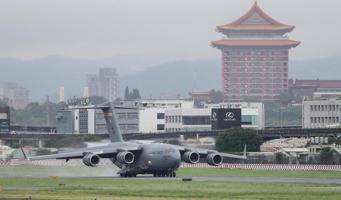 Ett amerikanskt stridsflygplan på Songshan-flygplatsen i Taipei i somras. Foto: AP/TT