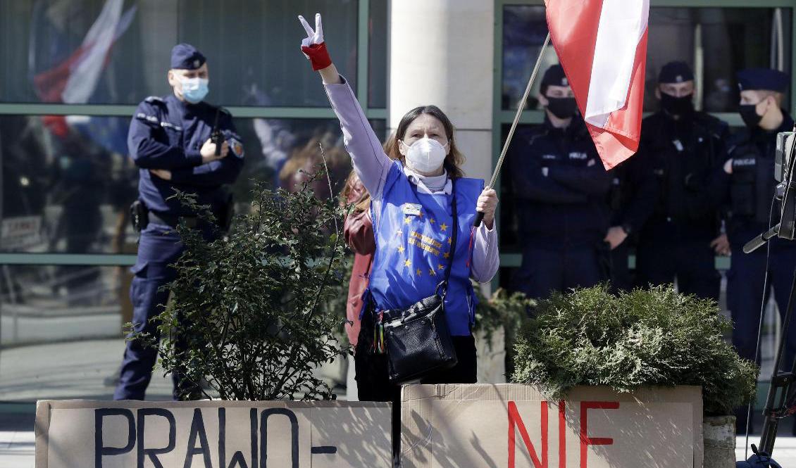 EU-anhängare demonstrerar utanför den polska författningsdomstolen vid en tidigare behandling av tvisten om polsk lag ska gå före EU-lag. Arkivfoto. Foto: Czarek Sokolowski/AP/TT
