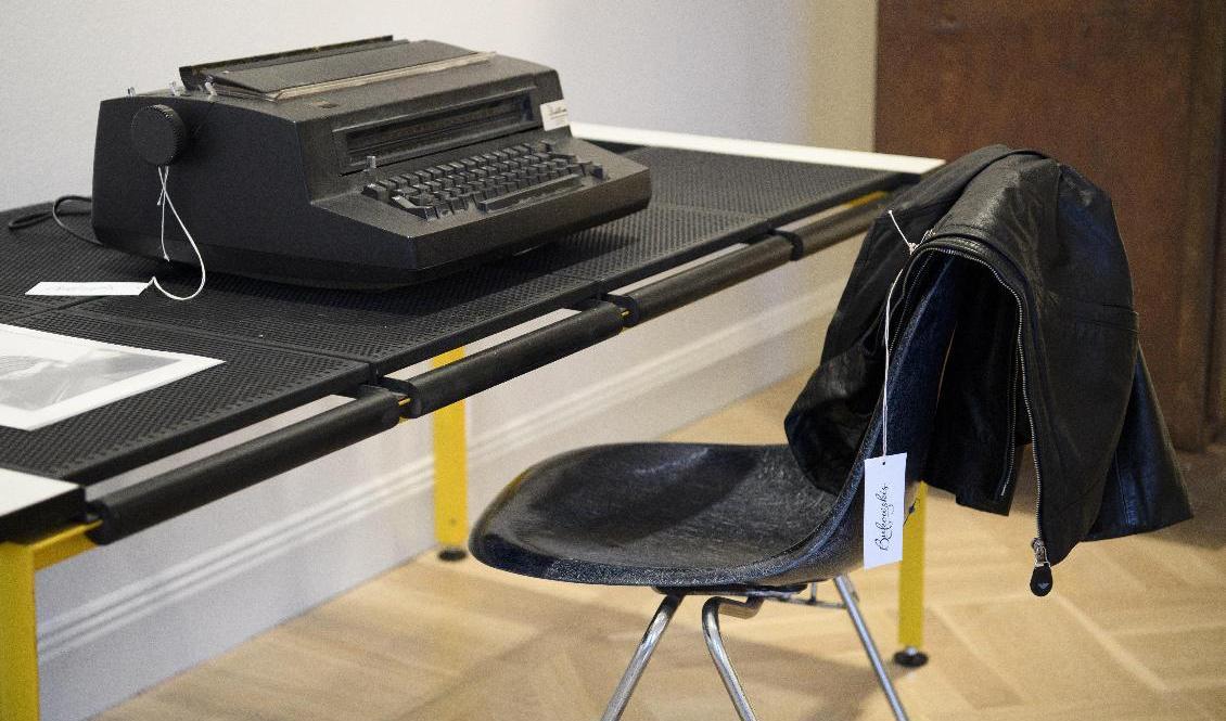 Lars Noréns IBM-skrivmaskin med ett utropspris på 5|000 kronor såldes för 69|875 kronor. Skrivbordet i lackerad metall inbringade 33|370 kronor. Dessutom såldes Noréns skinnjacka från Armani. Foto: Henrik Montgomery/TT