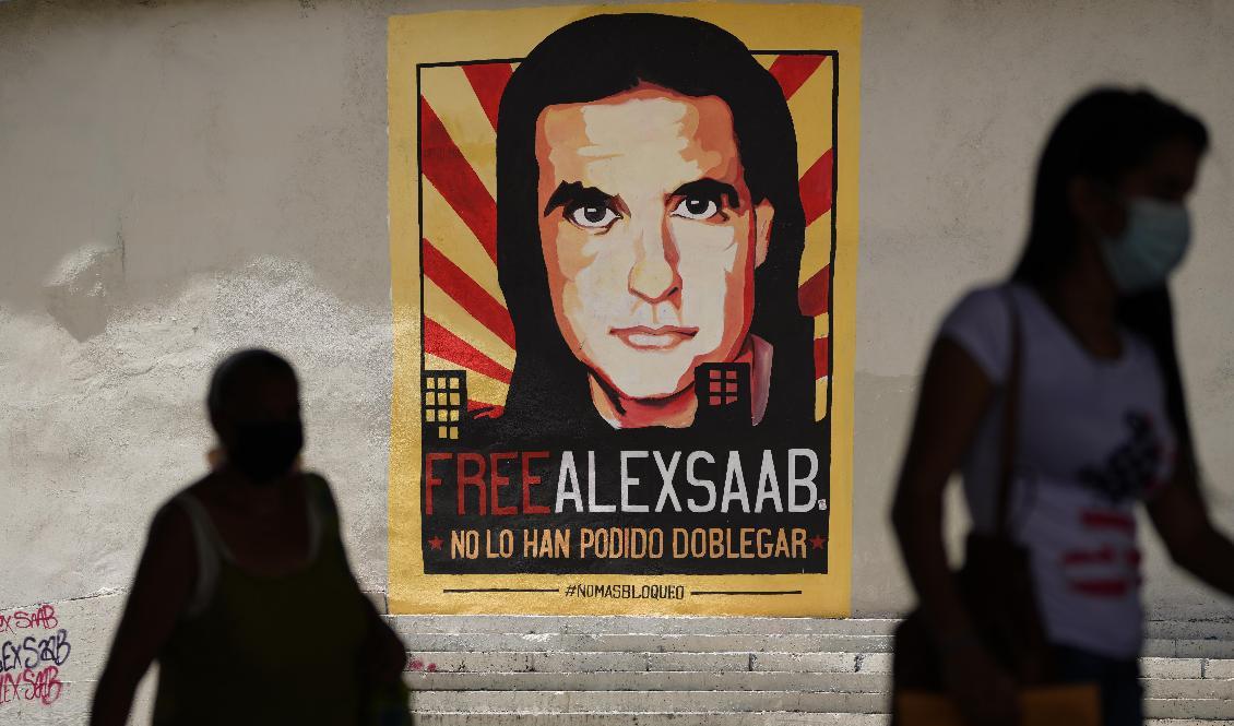 En affisch i Venezuelas huvudstad Caracas med budskapet om att affärsmannen ska släppas från Kap Verde, där han greps i fjol. Nu har Saab utlämnats till USA. Foto: Ariana Cubillos/AP/TT