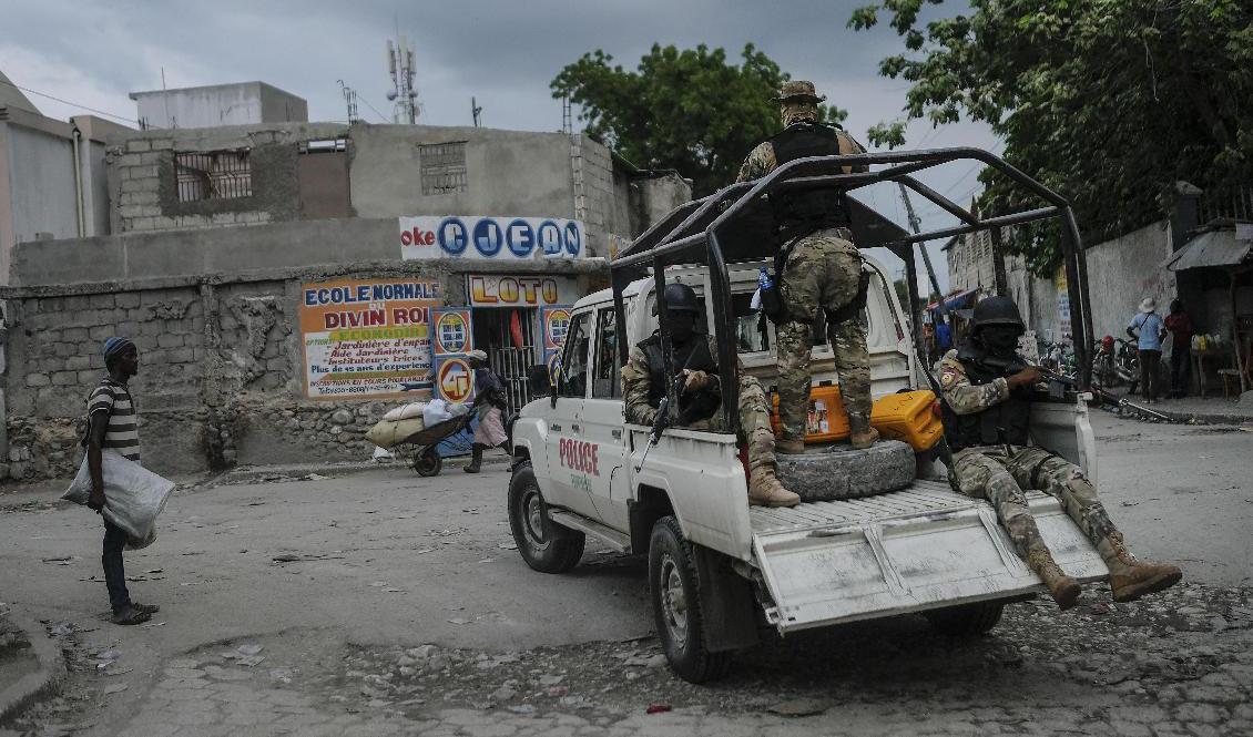 Säkerhetsstyrkor patrullerar gatorna i Croix-des-Bouquets, nära Haitis huvudstad Port-au-Prince. Arkivbild. Foto: Matias Delacroix/AP/TT