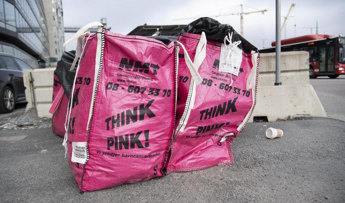 Säckar för återvinning från konkursade företaget Think Pink, moderbolag till NMT, vars vd misstänks för grovt miljöbrott. Foto: Fredrik Sandberg/TT