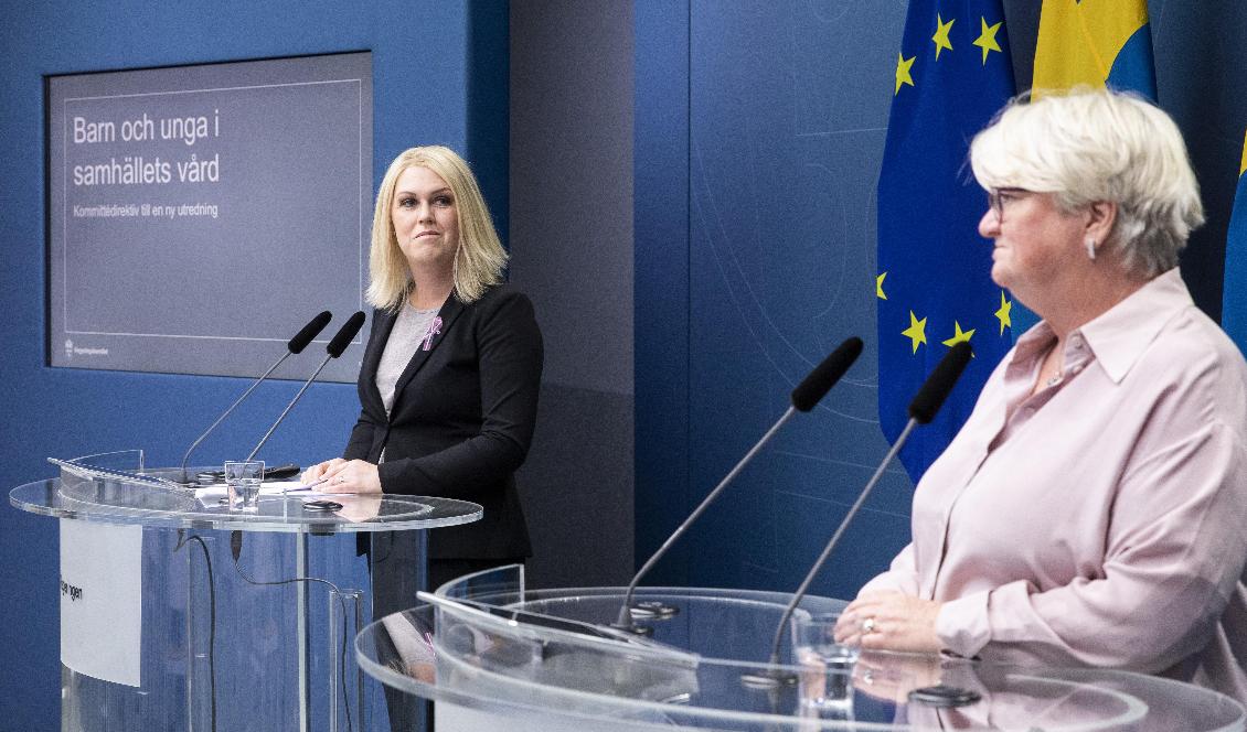 Socialminister Lena Hallengren tillsatte den 6 oktober utredningen om samhällets vård av barn och unga. I april 2023 ska utredaren Carina Ohlsson (t h) vara klar. Foto: Ninni Andersson/Regeringskansliet