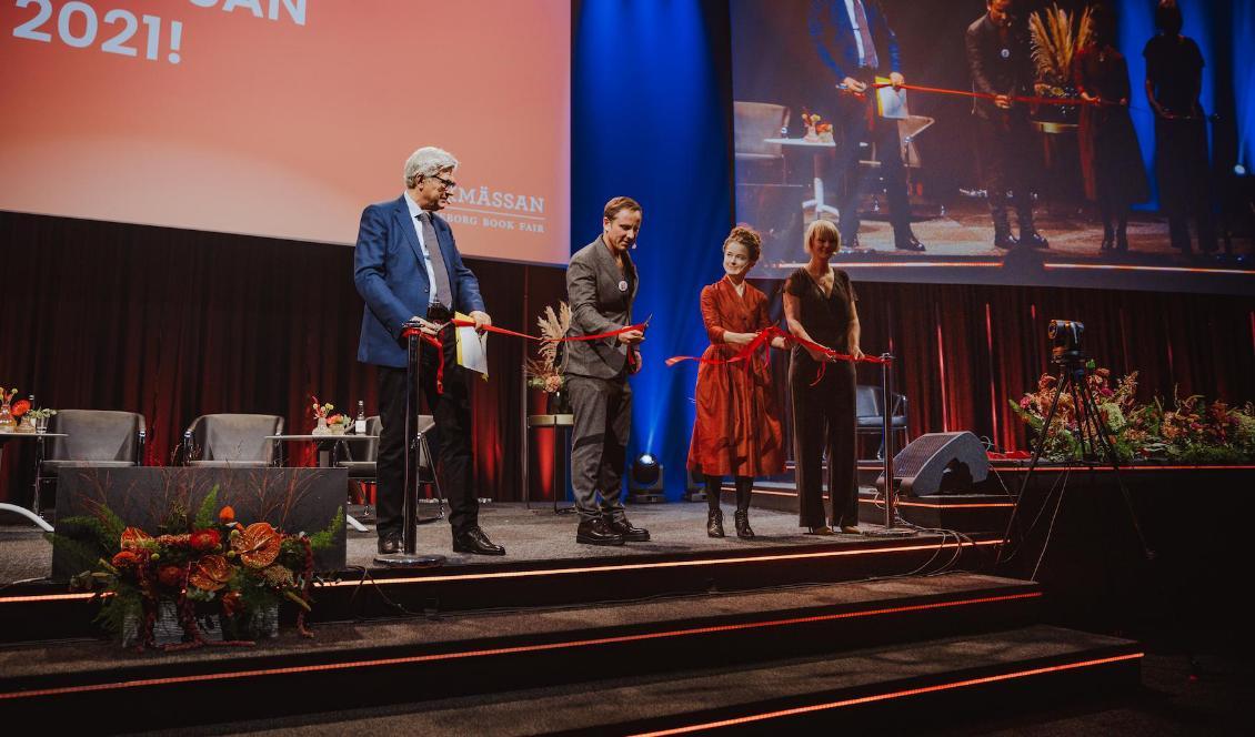 Klockan tio den 23 september klippte bokmässans programchef Oskar Ekström bandet vid invigningen av den 37:e mässan. Foto: Natalie Greppi