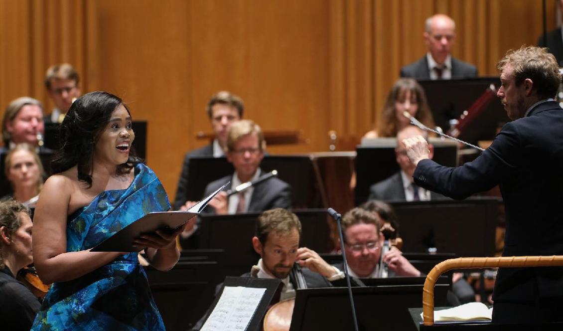 De stora frågorna om livet och döden berörs när Daniel Harding tolkar Mozart och Mahler i en fullsatt Berwaldhall. Foto: Arne Hyckenberg