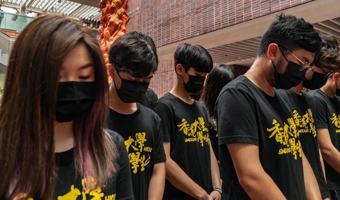 





Studenter vid University of Hongkong håller en tyst minut för offren för massakern på Himmelska fridens torg. Foto: Anthony Kwan/Getty Images                                                                                                                                                                                                                                                                        