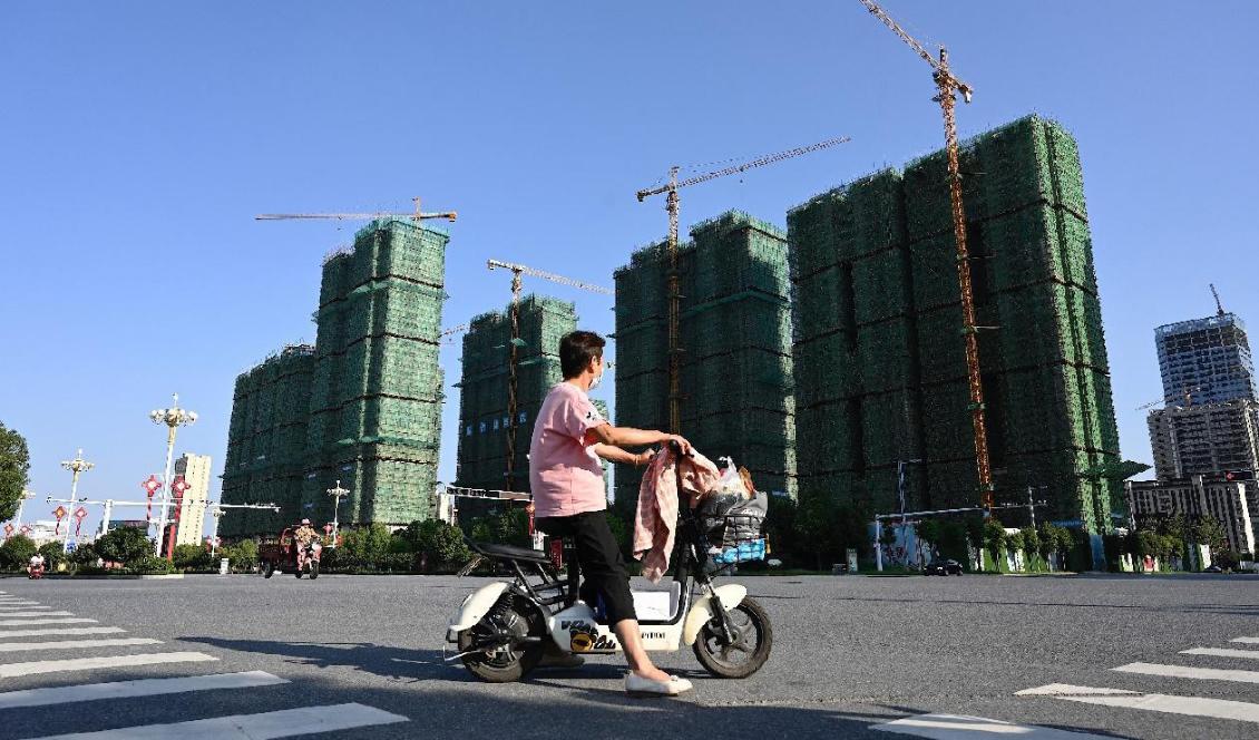 

Evergrandes byggarbetsplats i Zhumadian, Henanprovinsen, den 14 september 2021. Myndigheterna stoppade Evergrandes försäljning av nya lägenheter i juli, då företaget inte fått in all vinst på konton som staten har översikt över. Foto: Ade gap/AFP via Getty Images                                                                                        