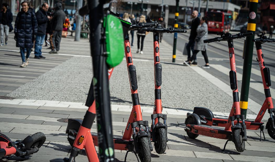 





Elsparkcyklar, eller elscootrar, tar över gatubilden. Frågan är dock om det är så bra om folk går mindre, och åker eldrivna fordon allt mer? Foto: Sofia Drevemo                                                                                                                                                                                                                                                                        