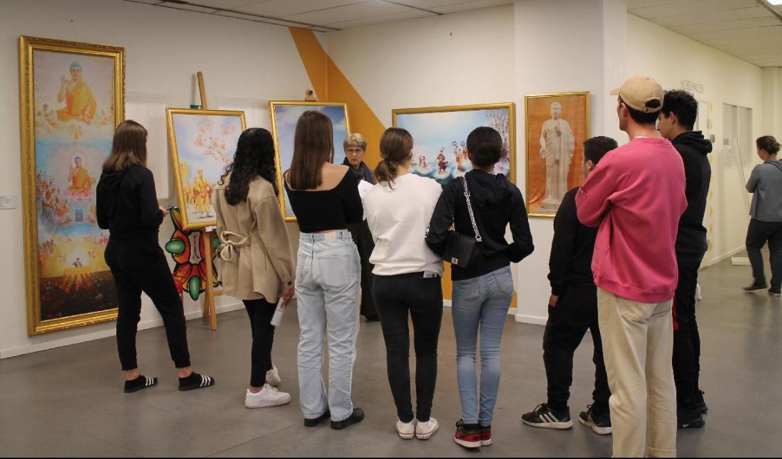 
Skolelever får en guidad rundtur på konstutställningen. Foto: Tara Strömbäck                                            