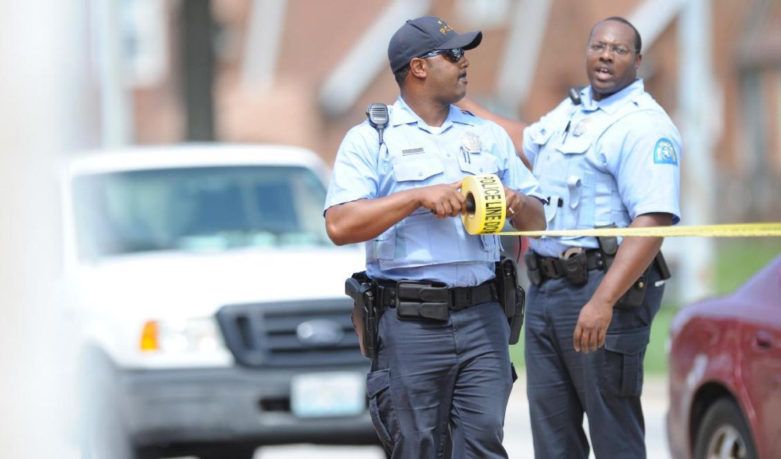 
Poliser spärrar av en brottsplats i St Louis där en man skjutits av polisen, den 19 augusti 2014. Foto: Michael B. Thomas/AFP via Getty Images                                            