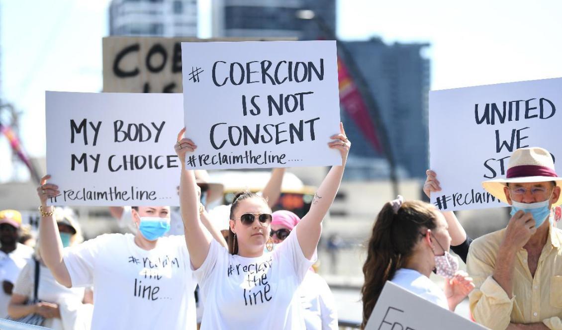 

Demonstranter mot vaccinkraven marscherar i staden Brisbane i Australien, den 1 oktober 2021. Nu stängs vårdpersonal som vägrar vaccin av. Foto: Dan Peled/Getty Images                                                                                        