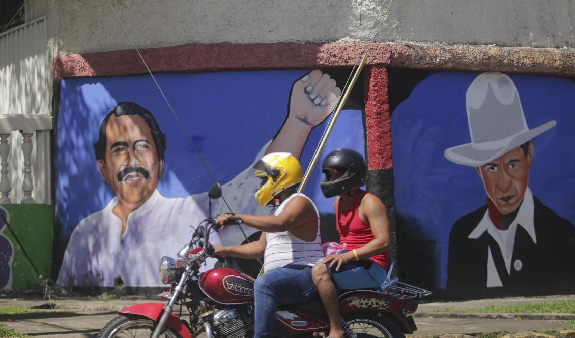 President Daniel Ortega och revolutionären Augusto César Sandino målade på en vägg i Nicaraguas huvudstad Managua. Foto: Andres Nunes/AP/TT