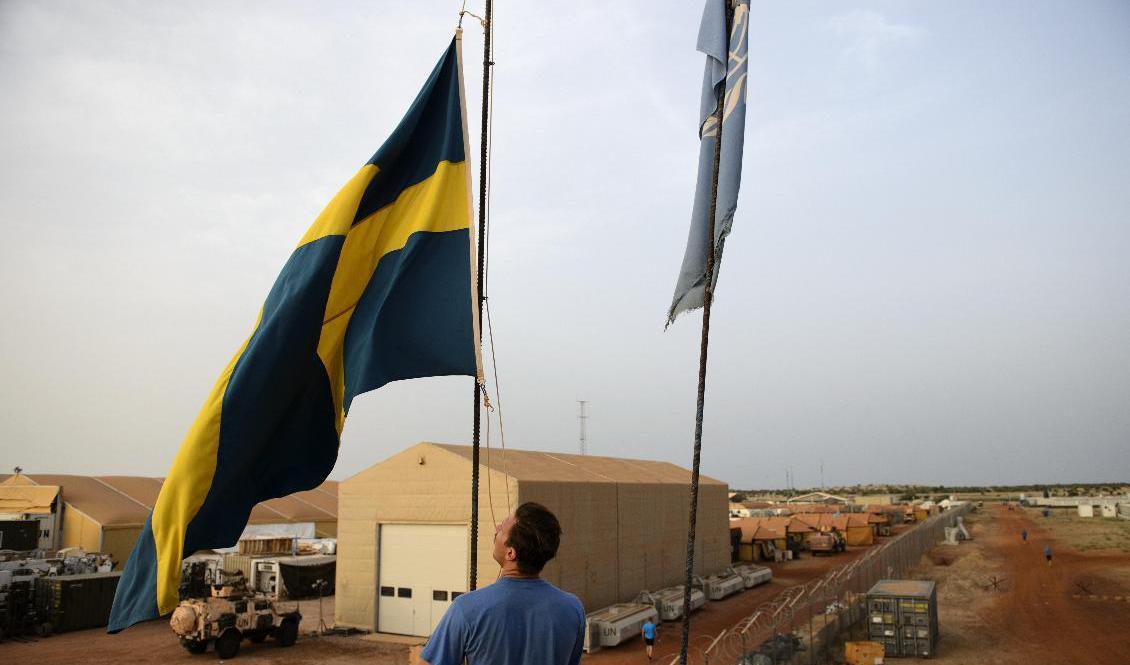 Svenska flaggan hissas på Camp Nobel i Timbuktu i Mali. Arkivbilden är från 2015. Foto: Henrik Montgomery/TT