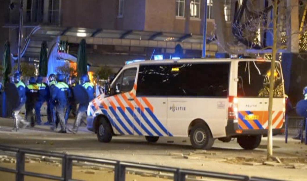 Kravallpolis anländer till fredagens kravaller i Rotterdam. Nya oroligheter bröt på lördagskvällen ut i grannstaden Haag. Foto: Media TV Rotterdam via AP/TT