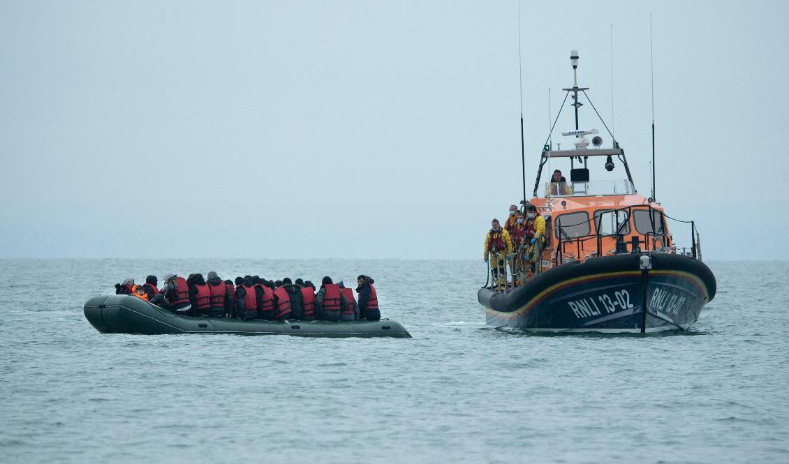 Minst 27 migranter har drunknat i Engelska kanalen. På bilden räddas migranter som på onsdagen försökte ta sig över till Storbritannien. Foto: Ben Stansall/AFP/TT