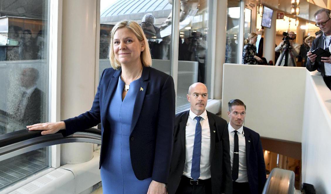 Socialdemokraternas partiledare Magdalena Andersson anländer till statsministeromröstningen i riksdagen. Foto: Jessica Gow/TT
