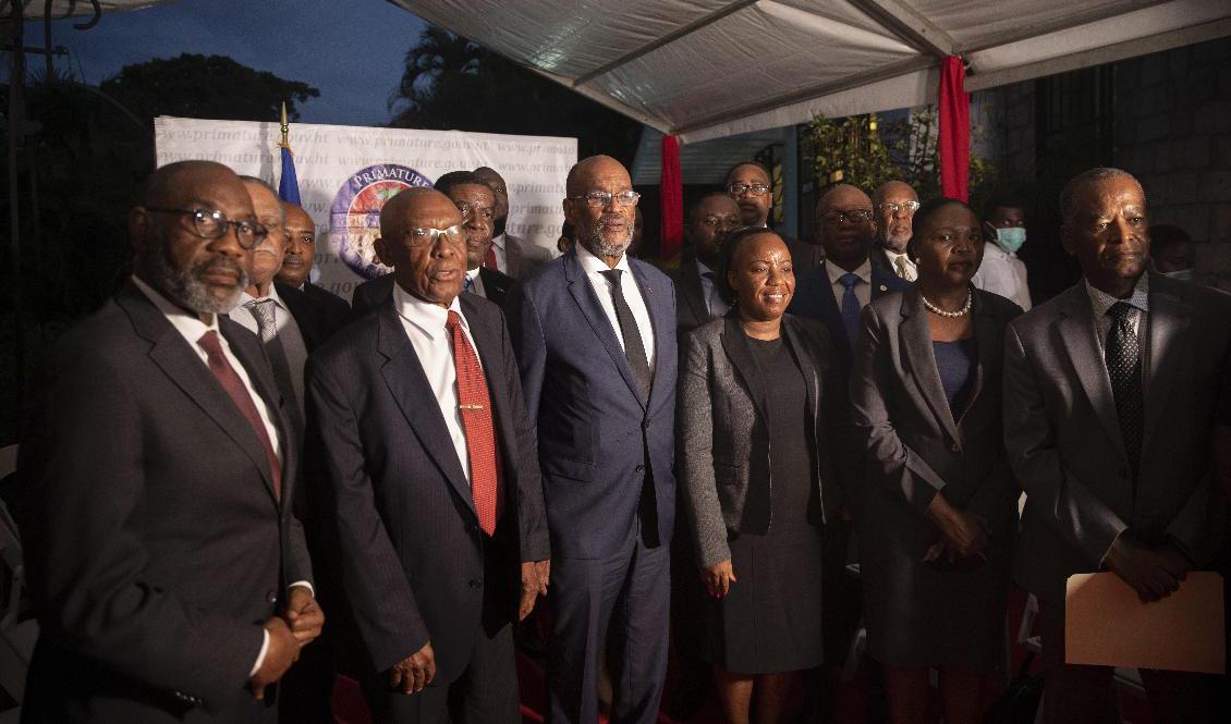 Haitis premiärminister Ariel Henry, i mitten, omgiven av sin nya regering. Foto: Odelyn Joseph/AP/TT