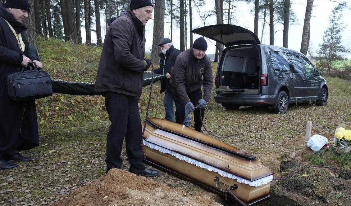 En lokal muslimsk församling i Bohoniki, Polen begraver en oidentifierad migrant som dött i skogarna i gränsområdet mellan Belarus och Polen tidigare i november. Foto: Czarek Sokolowski/AP/TT