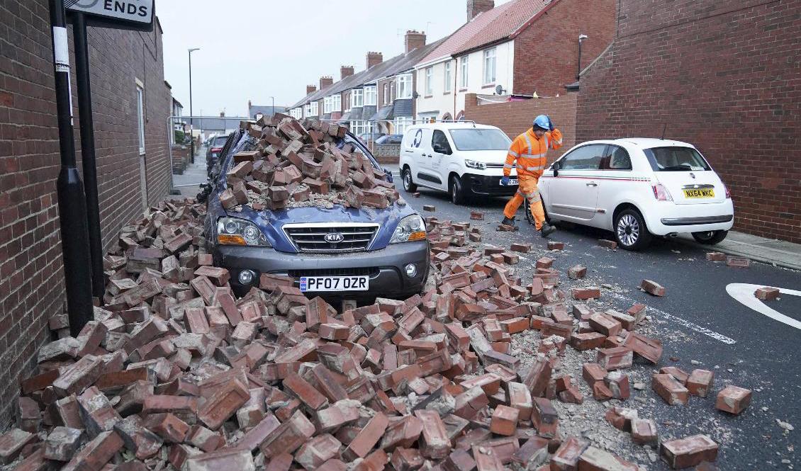 En bil har träffats av tegelstenar från en fastighet som fått stora skador under ovädret Arwen i Roker, Sunderland i England. Foto: Owen Humphreys/AP/TT