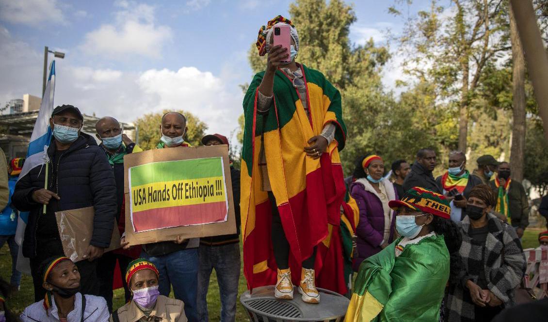 
Demonstranter i Jerusalem kräver ett stopp på våldet i Etiopien tidigare i november. Foto: Ariel Schalit/AP/TT                                            