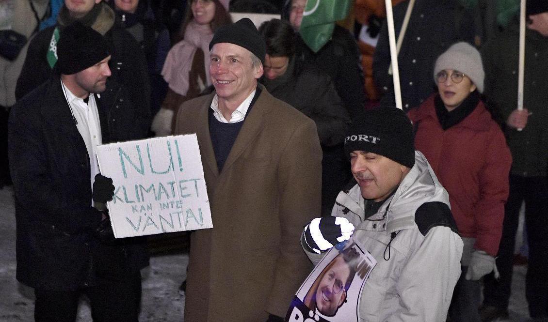 Miljöpartiets språkrör Per Bolund (MP) demonstrerar i opposition mot statsbudgeten. Foto: Claudio Bresciani/TT