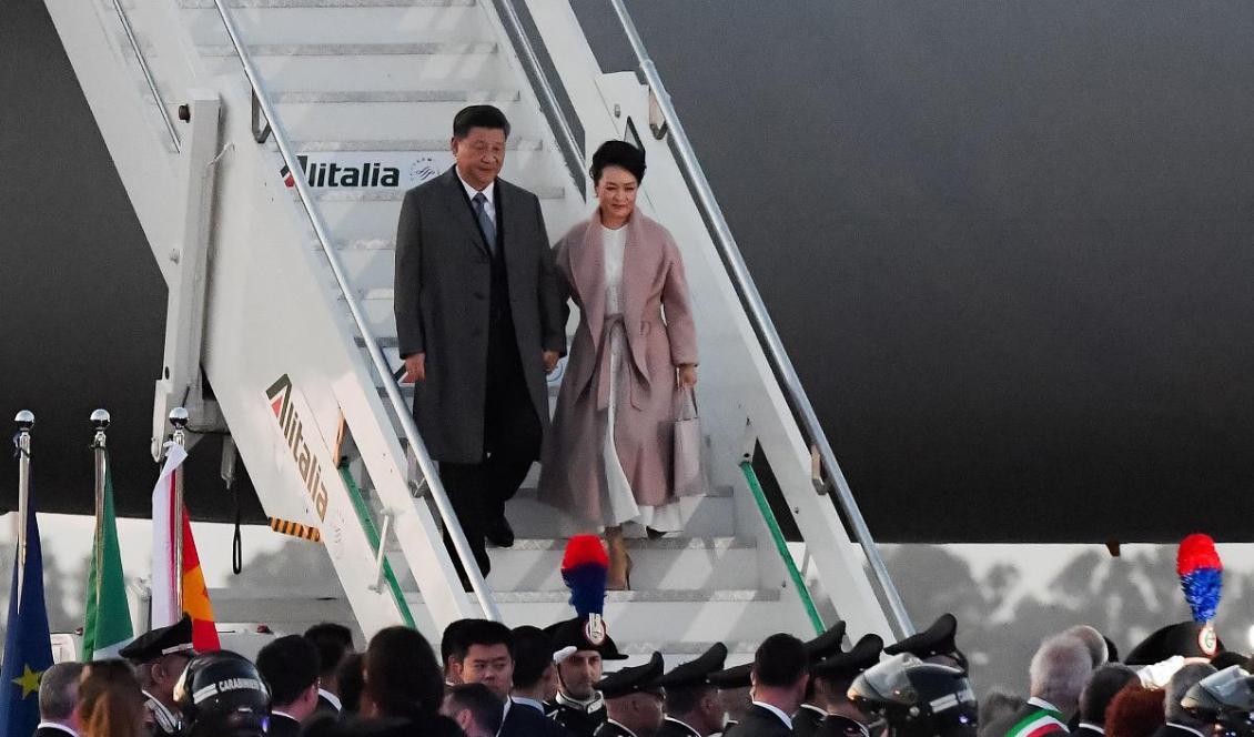 

Den kinesiske ledaren Xi Jinping och hans fru Peng Liyuan landar i Rom den 21 mars 2019. Peng Liyuan kan komma att få en roll i kinesisk politik. Foto: Titiana Fabi/AFP/getty Images                                                                                        