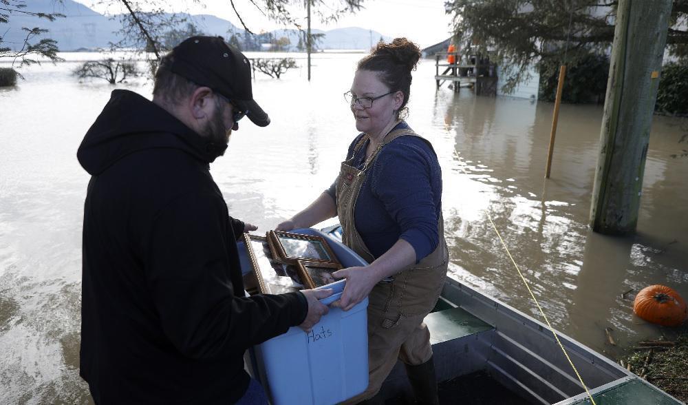 

Invånare som drabbats av översvämningarna i Kanada räddar saker med affektionsvärde ur sina hus. Foto: Justin Sullivan/Getty Images                                                                                        