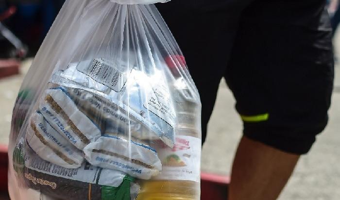 

En man lämnar en matdistributionscentral i Caracas den 16 augusti 2017 med ett statligt subventionerat matpaket som kostar cirka 4 US-dollar, och innehåller basråvaror. Foto: Ronaldo Schemidt/AFP via Getty Images                                                                                        
