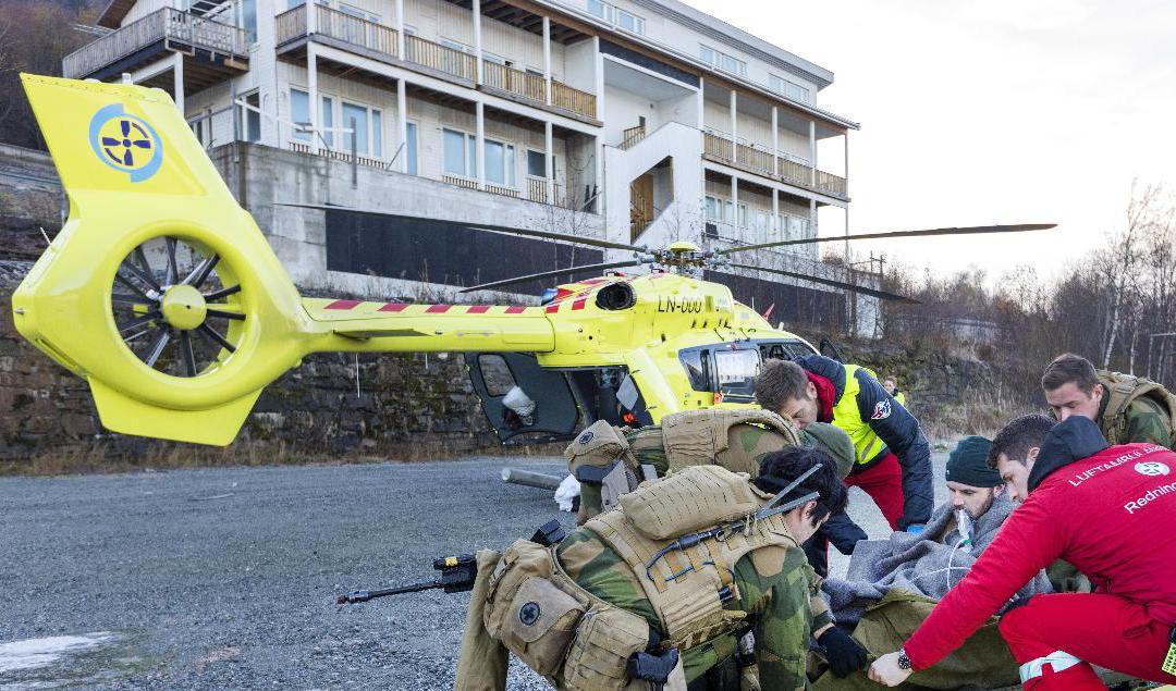 Övning med en norsk Airbushelikopter av den typ som nyligen tvingades nödlanda. Nu införs restriktioner för typen också i Sverige. Arkivbild. Foto: Gorm Kallestad/NTB/TT
