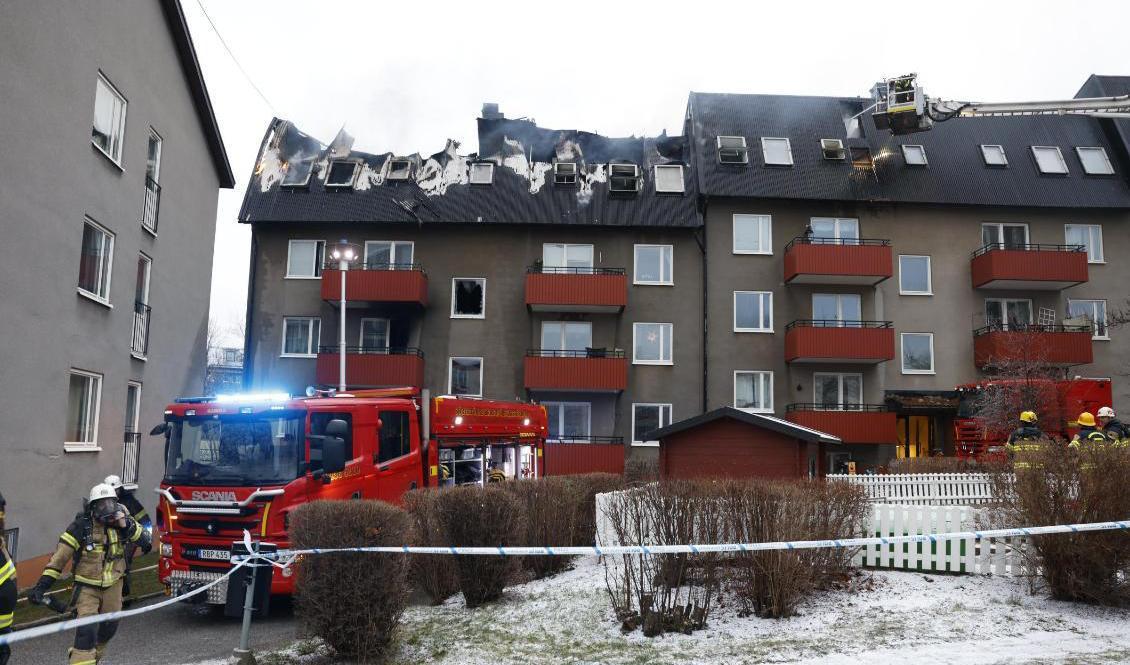 Branden startade i en lägenhet och spred sig sedan genom fönstret till vinden i den tre våningar höga fastigheten. Foto: Fredrik Persson/TT
