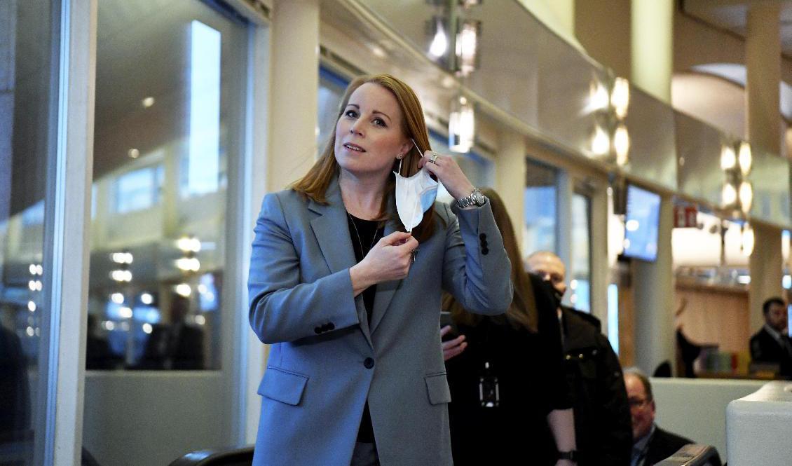 Annie Lööf (C) anländer till onsdagens partiledardebatt i riksdagen. Samma kväll meddelade Centerledaren att hon testat positivt för covid-19. Foto: Anders Wiklund/TT