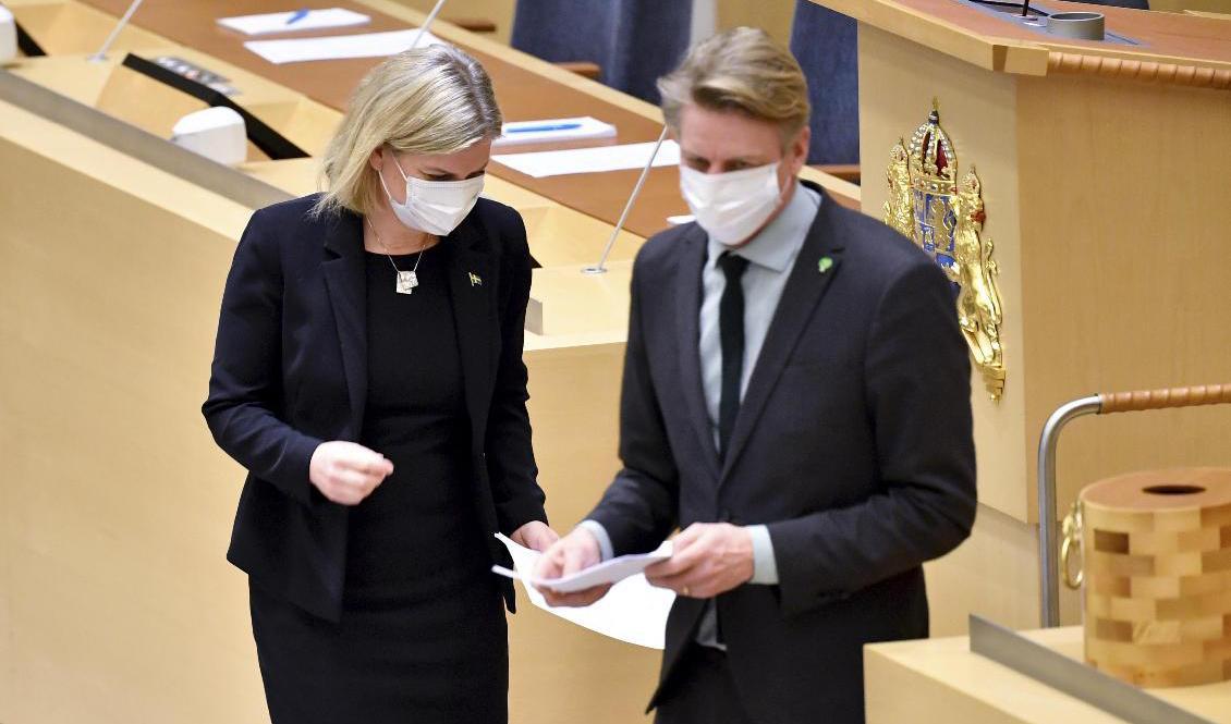 Socialdemokraternas partiledare Magdalena Andersson (S) och Miljöpartiets språkrör Per Bolund (MP) under onsdagens partiledardebatt i riksdagen. Arkivbild. Foto: Anders Wiklund/TT