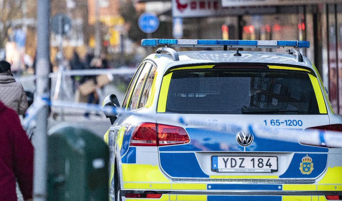 Polisen spärrade av området utanför fastigheten på Sallerupsvägen i centrala Malmö på fredagseftermiddagen. Foto: Johan Nilsson/TT