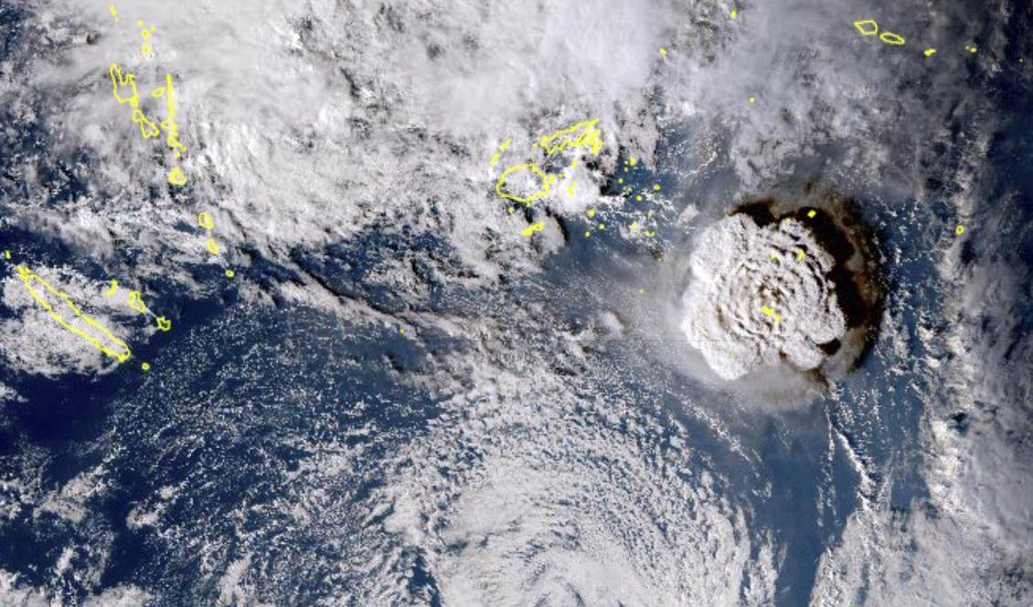 Bild från den japanska vädersatelliten Himawari-8, med vulkanmolnet till höger. Foto: JMA/AP/TT
