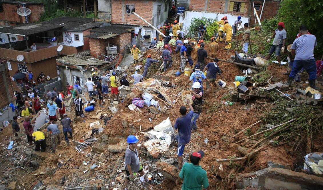 Räddningsmanskap söker efter överlevande i staden Franco da Rocha, nordväst om São Paulo. Foto: Orlando Junior/AP/TT