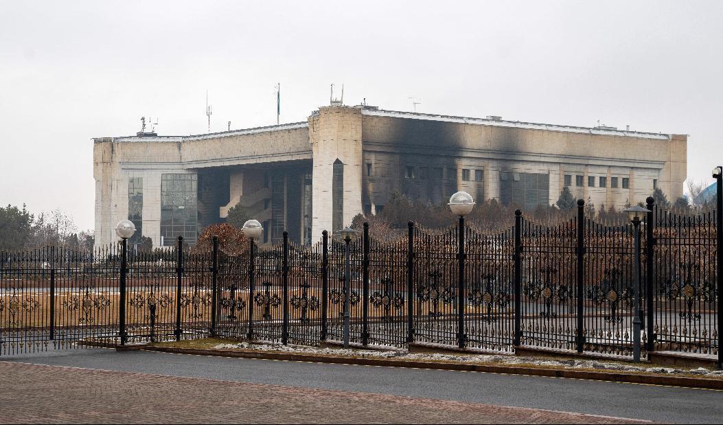 
En utbränd administrativ byggnad i centrala Almaty 7 januari, 2022. Kazakstans president har sagt nej till samtal med demonstranter och lovat att slå ner på de ”beväpnade banditerna” och skjuta för att döda utan varning. Foto: Alexandr Bogdanov/AFP via Getty Images                                            