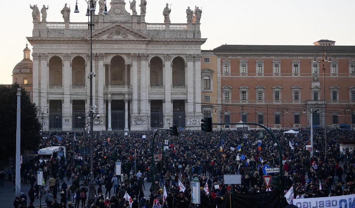 Italienare samlades för att protestera mot landets covid-19-restriktioner i huvudstaden Rom på lördagen den 15 januari 2022. Foto: Filippo Monteforte/AFP via Getty Images