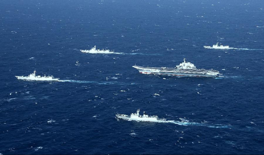 Det kinesiska hangarfartyget Liaoning (mitten) deltar i en övning 2017. Liaoning har varit i fokus i en korruptionsskandal inom militären.
Foto: STR/AFP via Getty Images