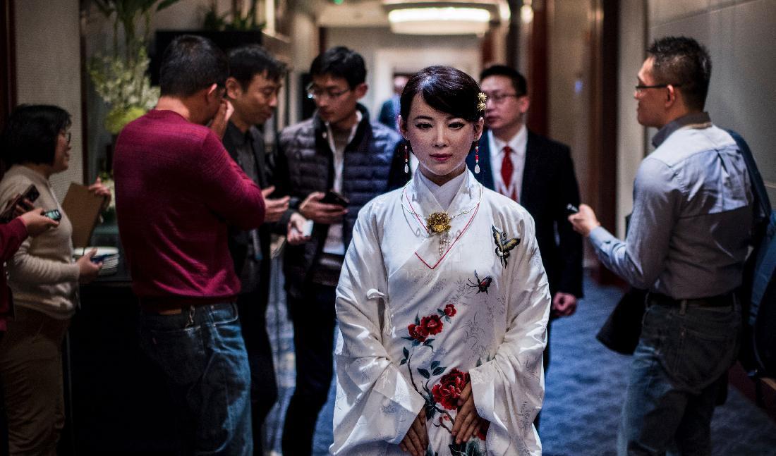 

Den människoliknande roboten Jia Jia, skapad av ett ingenjörsteam på University of Science and Technology of China visas på en konserens i Shanghai. Foto: Johannes Eisele/AFP via Getty Images                                                                                        