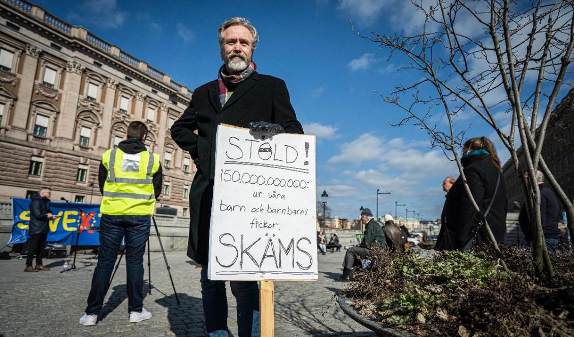 



Medan en oenig riksdag godkände Sveriges bidrag på 150 miljarder kronor till EU-fonden hölls protester utanför. Stockholm Stockholm den 24 mars 2021. Foto: Sofia Drevemo                                                                                                                                                                                