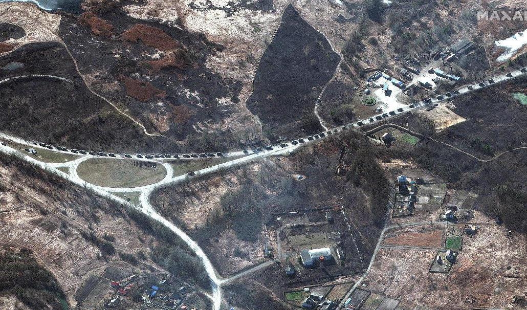 Den ryska konvojen som fångats på satellitbilder uppges ha nått fram till Kievs utkant. Foto: Maxar Technologies/AFP/TT
