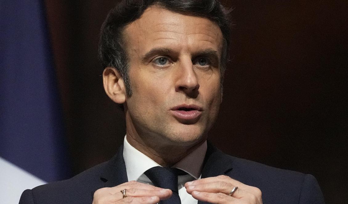 

Frankrikes president Emmanuel Macron varslar om fler "massiva sanktioner" mot Ryssland för kriget i Ukraina. Foto: Michel Euler/AP/TT                                                                                        
