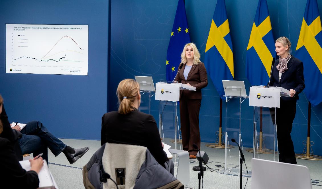 Socialminister Lena Hallengren och FHM:s generaldirektör Karin Tegmark Wisell vid en pressträff om smittskyddsåtgärder, den 16 december 2021. Foto: Magnus Liljegren/Regeringskansliet