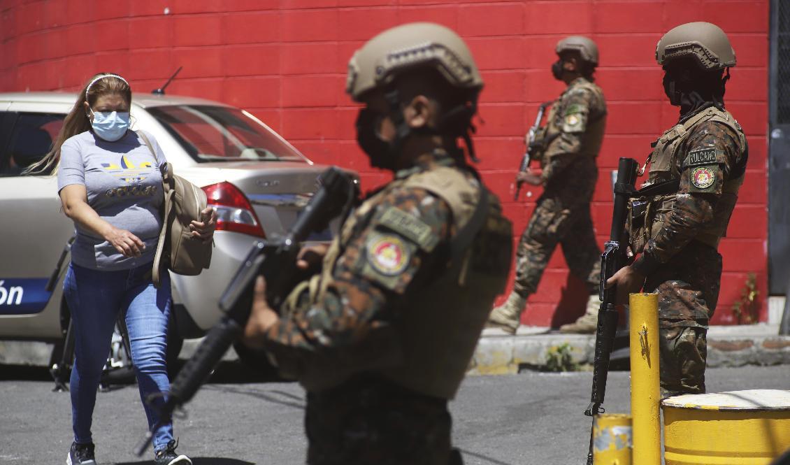 Soldater vid en kontrollstation vid bostadsområdet Las Palmas i San Salvador. Foto: Salvador Melendez/AP/TT